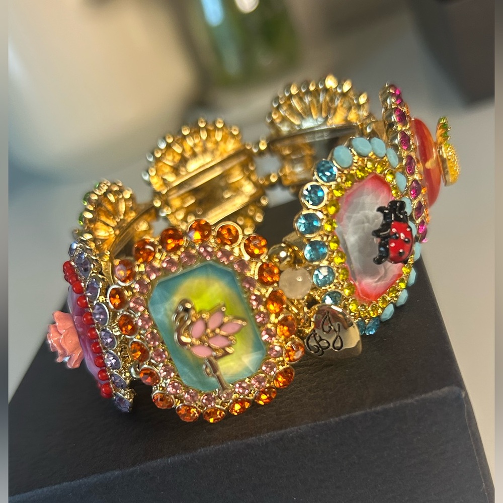 Viral Betsey Johnson spring Colorful cameo Stretch Bracelet - Picture 7 of 7